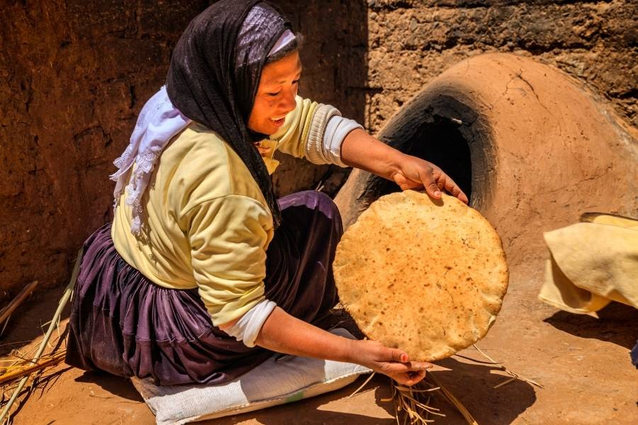 Traditional-moroccan-bread-baked-in-the-clay-oven
